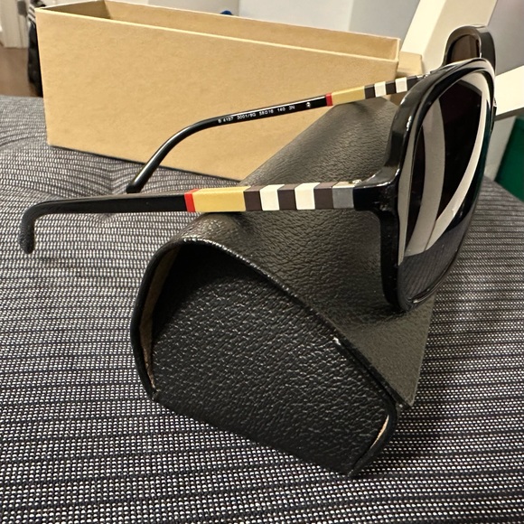 Burberry sunglasses in black - Picture 2 of 5